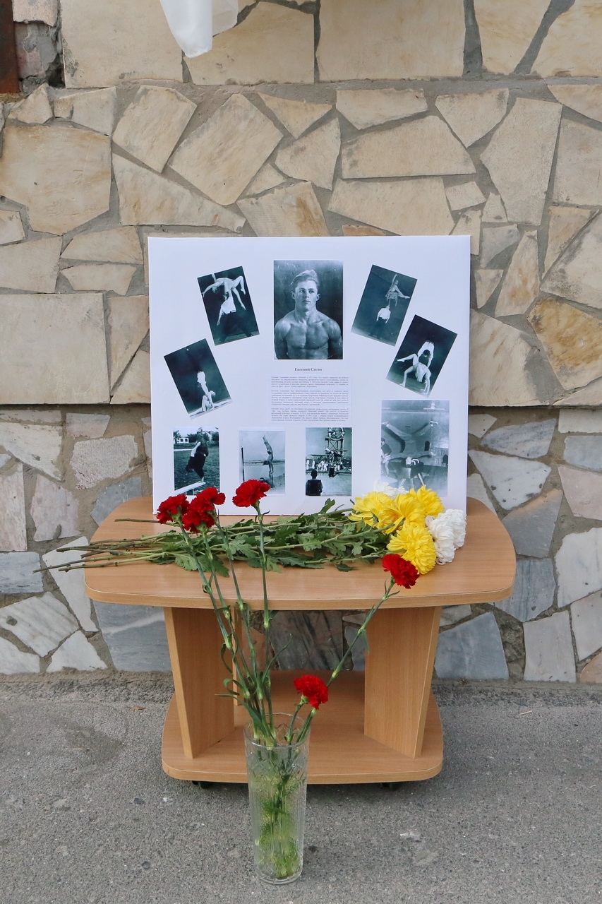 segodnya na stadione trud ustanovili pamyatnuyu dosku osnovatelyu sportivnogo dvizheniya v volgodonske evgeniyu saginu