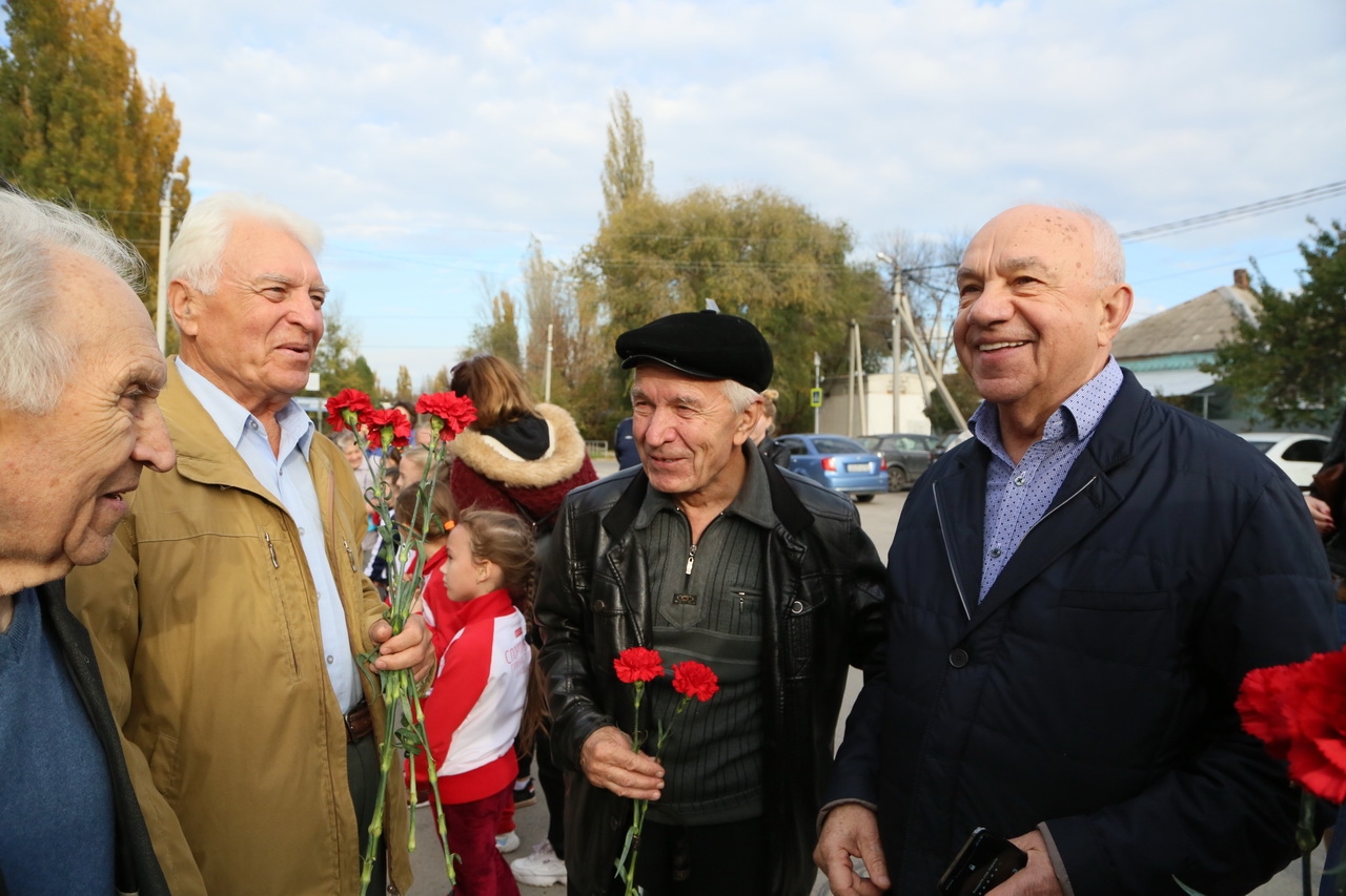 segodnya na stadione trud ustanovili pamyatnuyu dosku osnovatelyu sportivnogo dvizheniya v volgodonske evgeniyu saginu