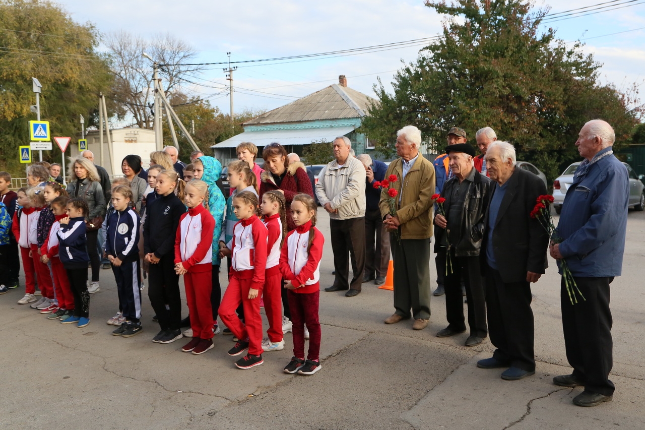 segodnya na stadione trud ustanovili pamyatnuyu dosku osnovatelyu sportivnogo dvizheniya v volgodonske evgeniyu saginu